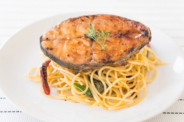 spaghetti with grilled mackerel