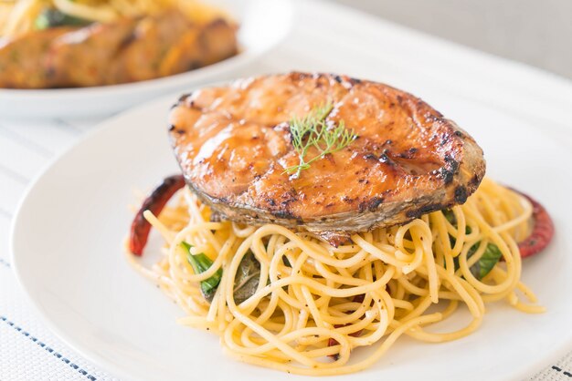 spaghetti with grilled mackerel