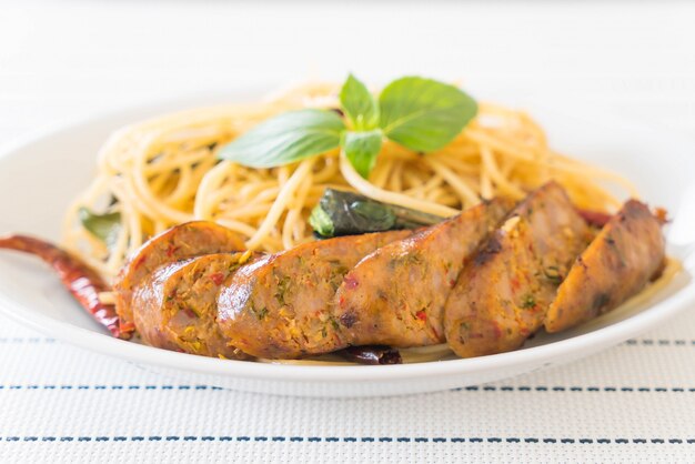 Free photo spaghetti with grilled sausage