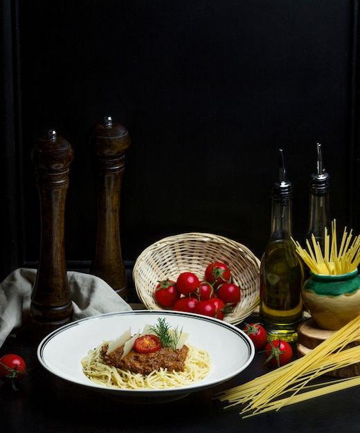 Foto gratuita spaghetti al ragù di pomodoro ciliegia e parmigiano