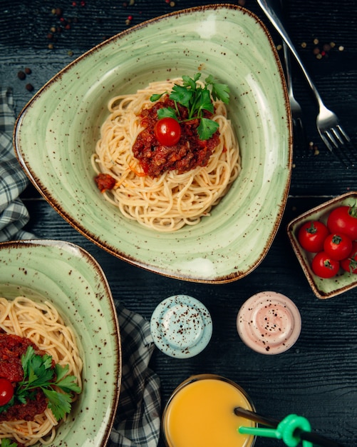 Spaghetti con carne in salsa di pomodoro