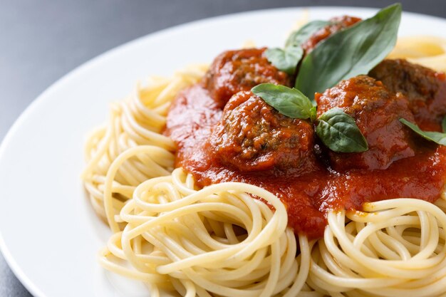 Спагетти с мясными шариками на черном фоне