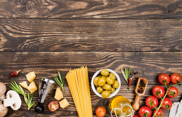 Спагетти с оливками и овощами
