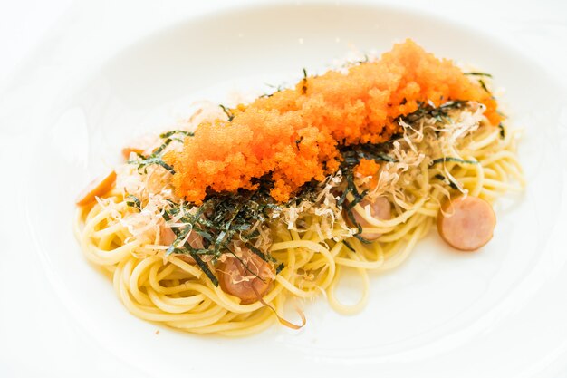 Спагетти с колбасой, креветками, морскими водорослями, сухим кальмаром сверху