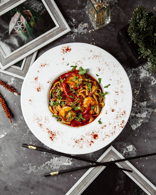 Спагетти с креветками в томатном соусе вид сверху