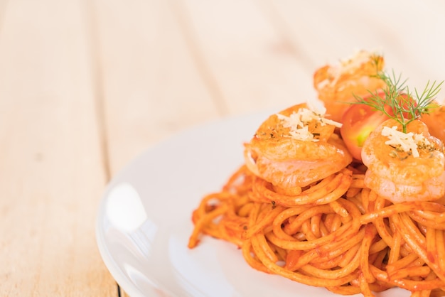 Foto gratuita spaghetti con gamberi