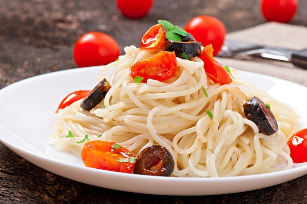 Spaghetti with tomato and olives