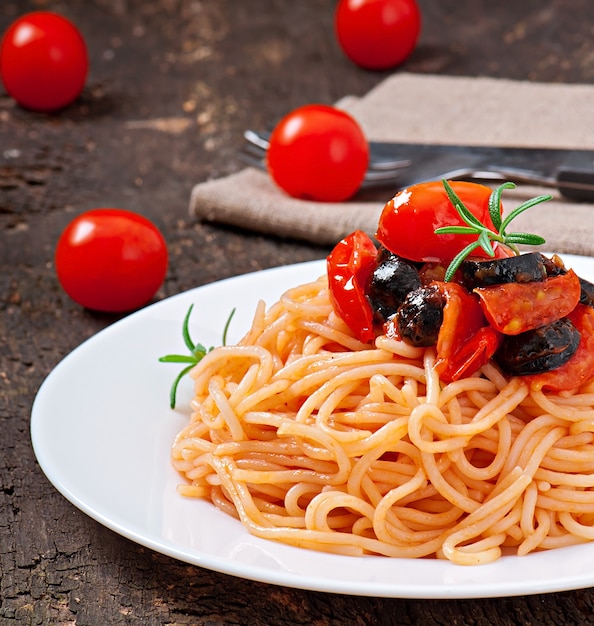 Free photo spaghetti with tomato and olives