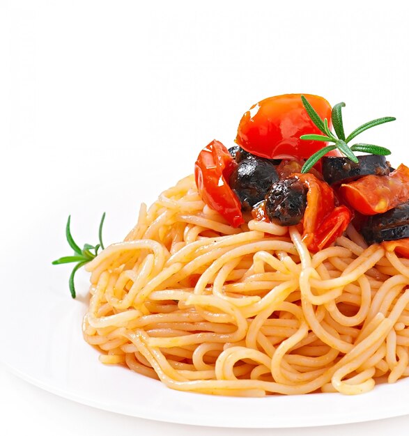 Spaghetti with tomato and olives