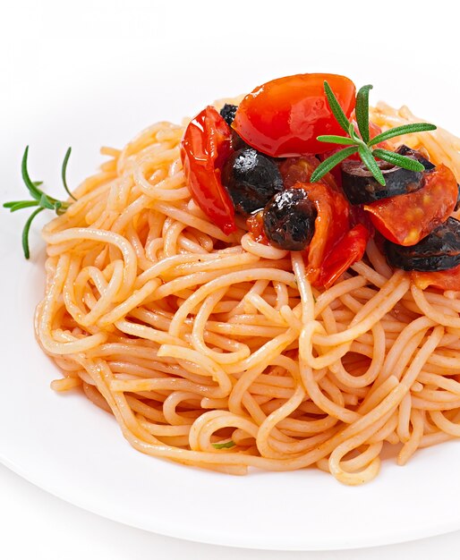 Спагетти с помидорами и оливками