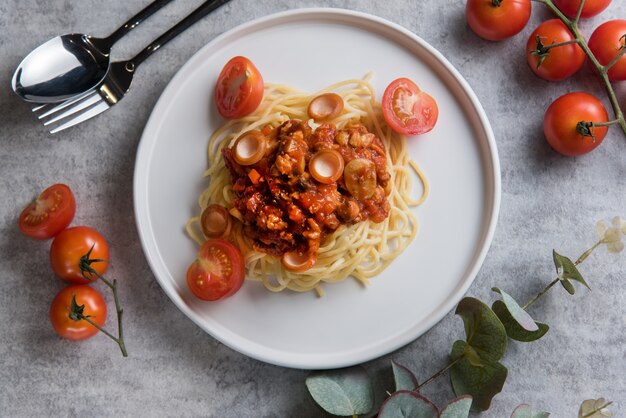 Спагетти с томатным соусом и колбасой
