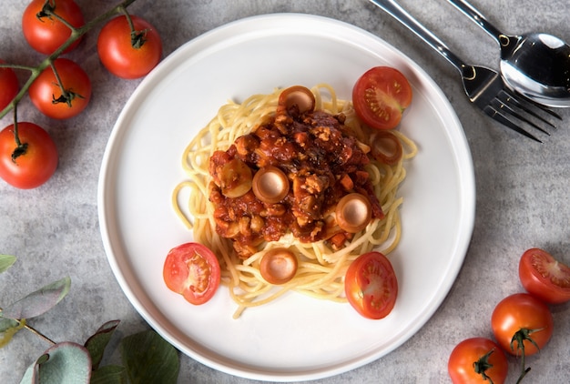 Foto gratuita spaghetti con salsa di pomodoro e salsiccia