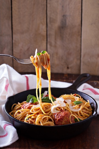 Free photo spaghetti with turkey meatballs