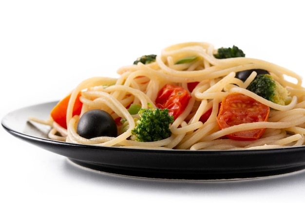 Бесплатное фото Спагетти с овощамиброкколитоматный перец, изолированные на белом фоне