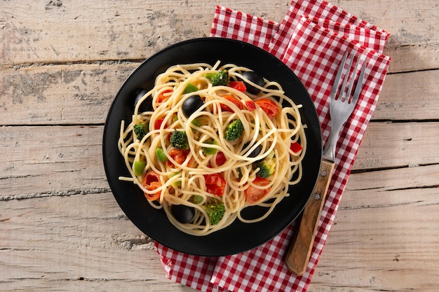 Foto gratuita spaghetti alle verdure, broccolito, peperoni