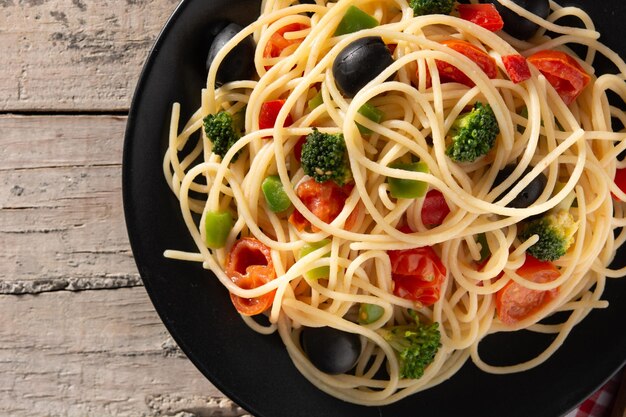 Spaghetti with vegetablesbroccolitomatoespeppers