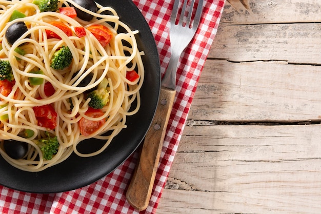 Spaghetti alle verdure, broccolito, peperoni