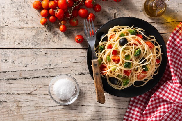 Spaghetti with vegetablesbroccolitomatoespeppers