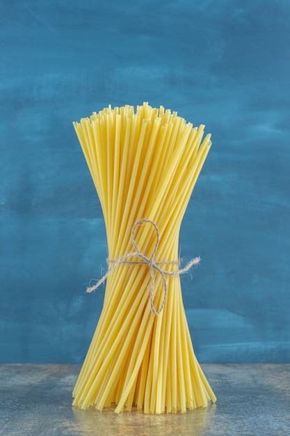 Бесплатное фото Вертикальные спагетти на мраморном фоне.