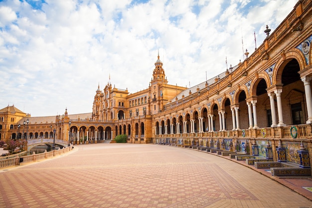 Испания, севилья. площадь испании, знаковый образец стиля возрождения в испанской архитектуре.