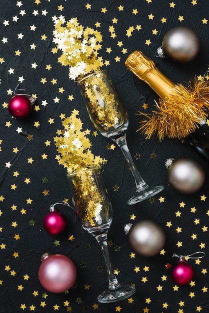 Free photo spangles in glasses with baubles on table