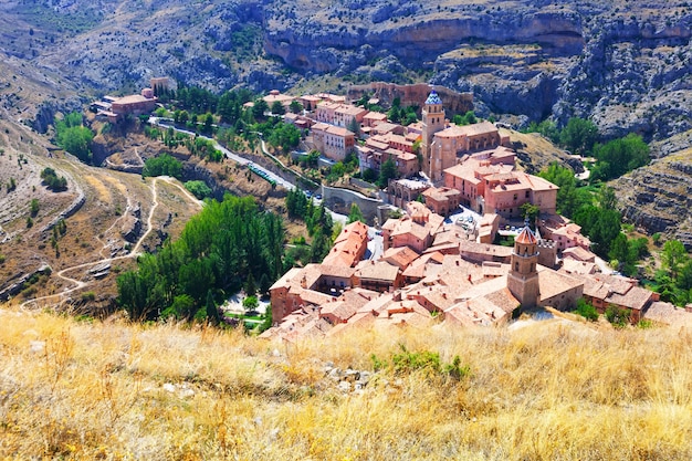 晴れた日にスペインの山脈の町。アルバラシン