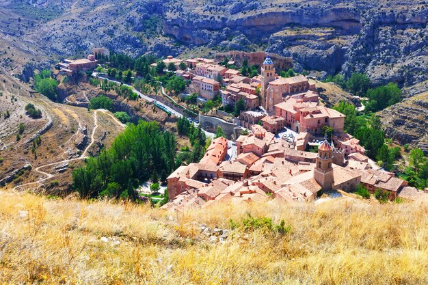 晴れた日にスペインの山脈の町。アルバラシン