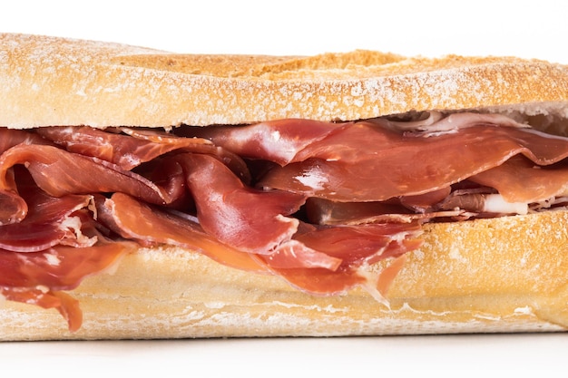 Бесплатное фото Испанский сэндвич с ветчиной серрано на белом фонеxa