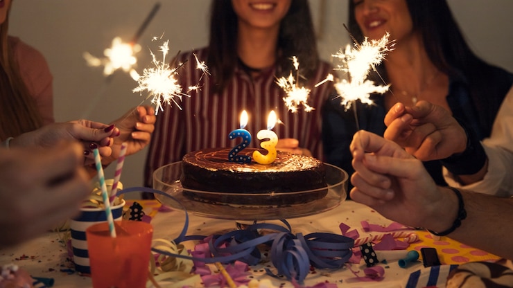 Free Photo sparklers and birthday cake
