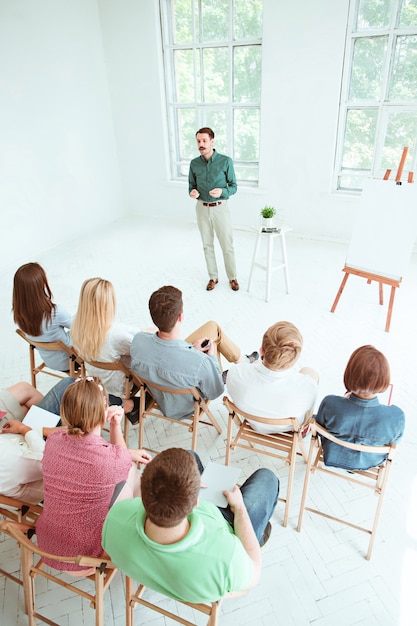 Foto gratuita relatore alla riunione d'affari nella sala conferenze. concetto di affari e imprenditorialità.