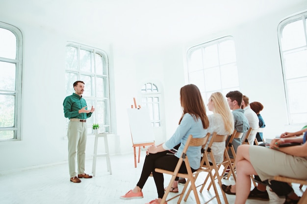 Relatore alla riunione d'affari nella sala conferenze. concetto di affari e imprenditorialità.