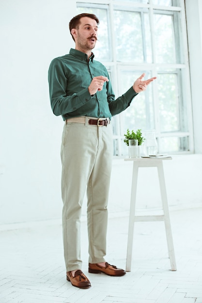 Free photo speaker at business meeting in the conference hall.