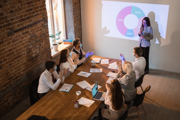 Free photo speaker giving presentation in the meeting room