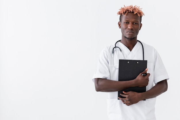 Free photo specialist male doctor holding a clipboard