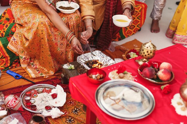 페이스트를 준비하는 인도 부모를 둘러싼 종과 과일