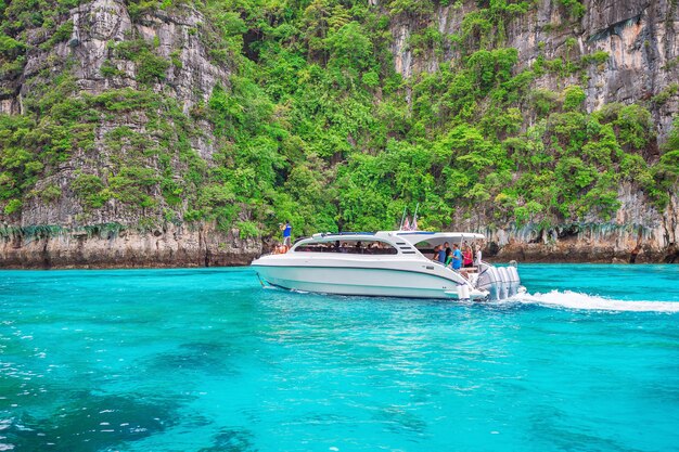 Скоростной катер в Андаманском море, остров Пхи-Пхи в Краби, Таиланд.