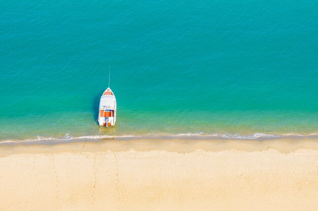 ビーチ近くの美しい熱帯海の海でスピードボート