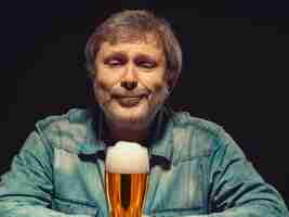 Free photo the spellbound man in denim shirt with glass of beer