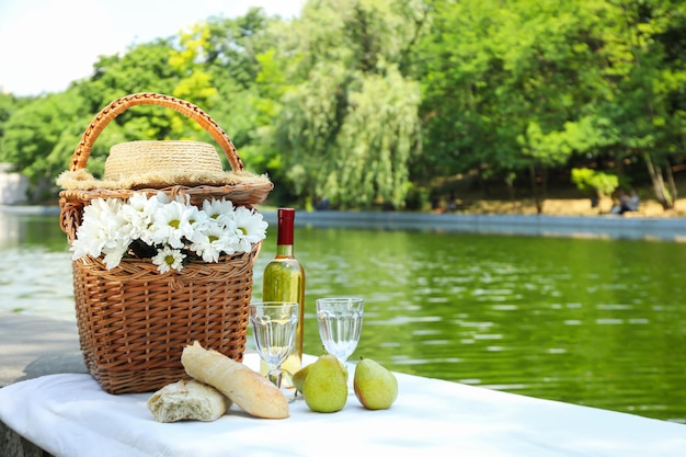 Foto gratuita trascorrere del tempo nella natura accessori da picnic per picnic