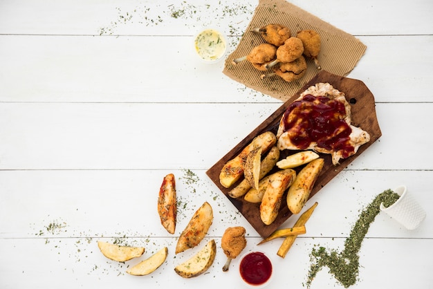 Free photo spices around fried meat and potatoes