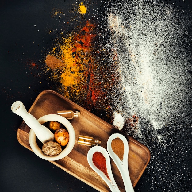 Spices composition with mill and spoons