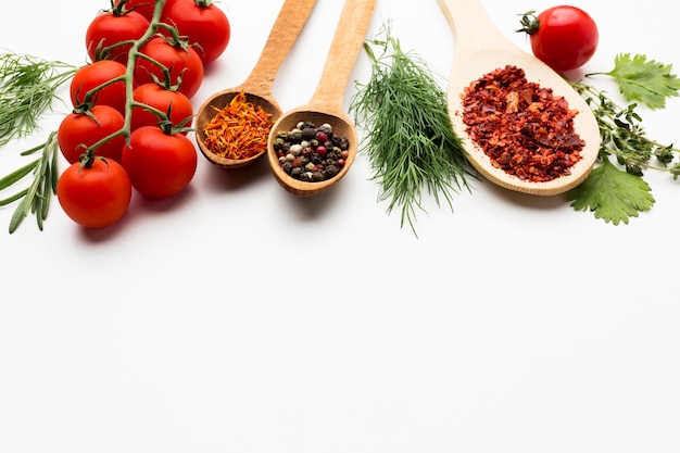 Foto gratuita spezie e ingredienti sul tavolo