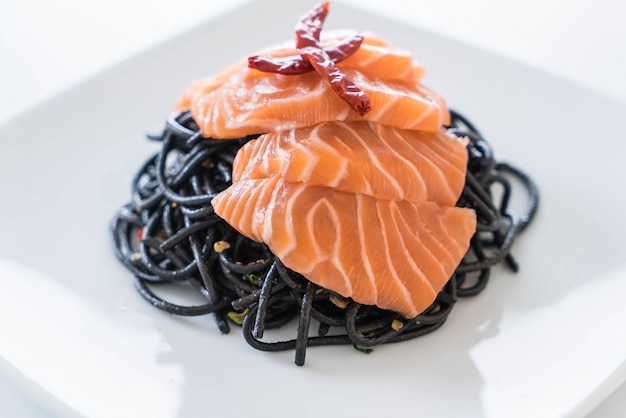 Бесплатное фото Пряные черные спагетти с лососем