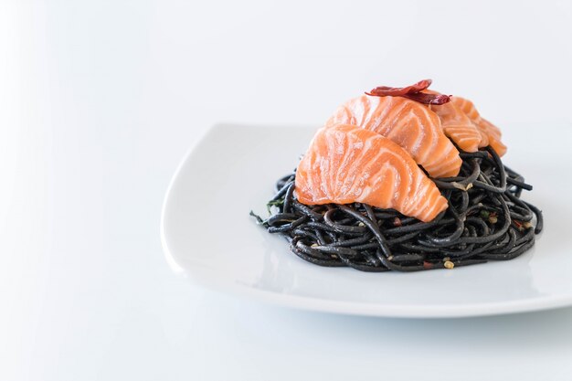 Пряные черные спагетти с лососем