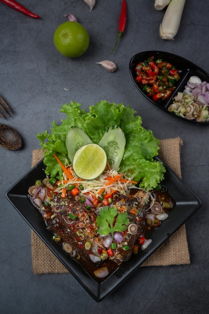 Бесплатное фото Острый консервированный салат из тунца и тайские пищевые ингредиенты