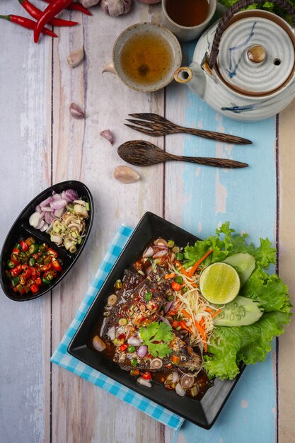 매운 통조림 참치 샐러드와 태국 음식 재료