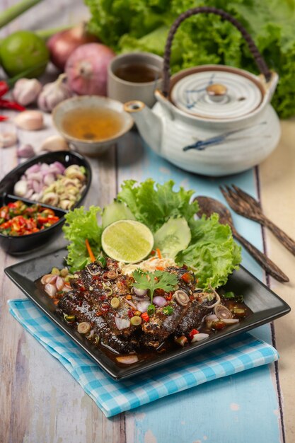 Острый консервированный салат из тунца и тайские пищевые ингредиенты