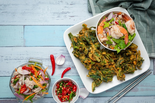 Острый хрустящий салат ипомеи с креветками, пряные свежие креветки, тайская кухня.