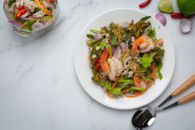 Острый хрустящий салат ипомеи с креветками, пряные свежие креветки, тайская кухня.