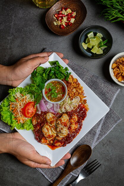 スパイシーで新鮮なカキのサラダとタイ料理の食材。